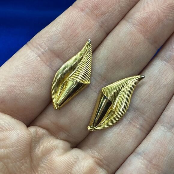 💛 Gold Tone Leaf Earrings - Picture 3 of 4